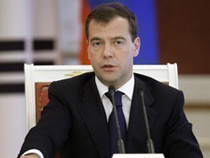 Медведев предложил стимулы для отказа таможенников от взяток